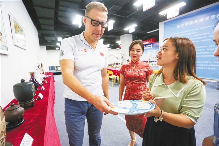 “海外传播官”讲好海南自贸故事