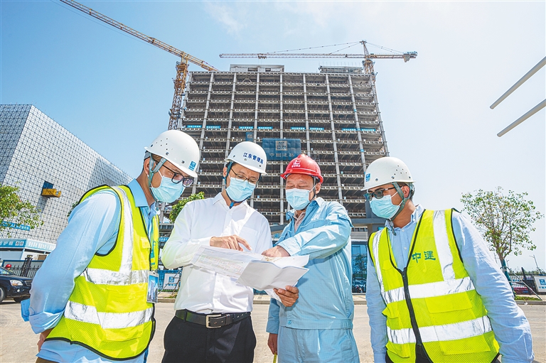 来自全国各地的年轻人汇聚海口江东新区，在自贸港建设一线迎来磨炼与成长